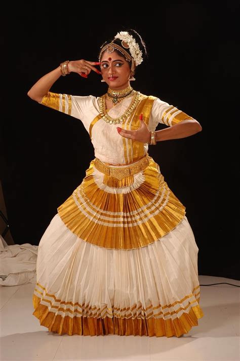 Mohiniyattam | Indian classical dancer, Bharatanatyam costume, Dance images