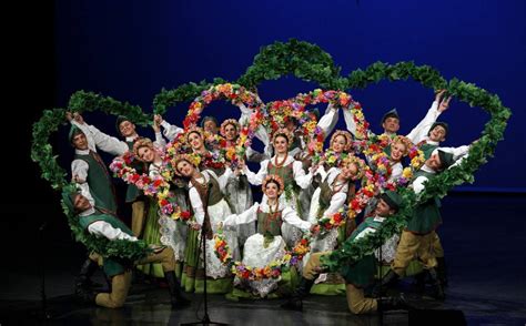 Various Polish folk dances. © “Mazowsze” Song and... - lamus dworski