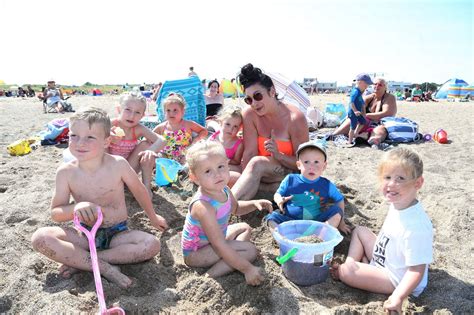 IN PICTURES - hundreds flock to Skegness beach to enjoy the hot weather ...