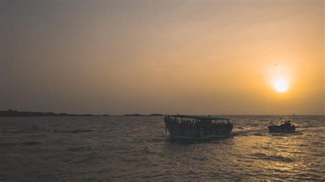 Premium Photo | Sunset at malpe beach walk