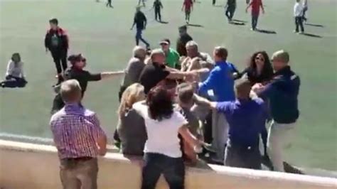 VIDEO: Una multitudinaria pelea entre padres obliga a suspender un ...