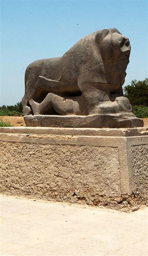 The Lion of Babylon, a 2600 yr-old black basalt statue of a lion ...