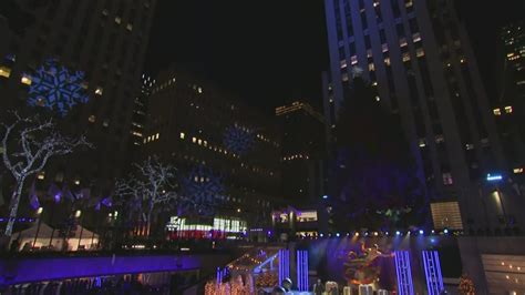 Rockefeller Center Christmas Tree lights up for the holidays ...