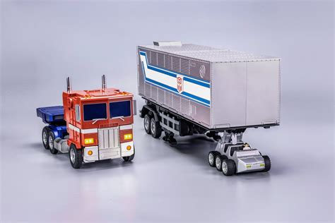 Hasbro and Robosen announce premium self-transforming Optimus Prime ...