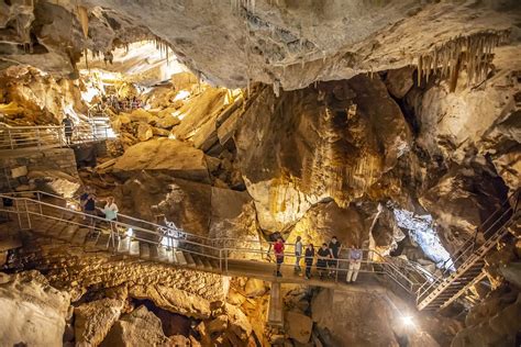 Jenolan Caves NSW - Find Accommodation, Family Activities & Adventure Tours