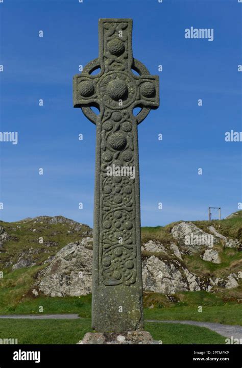 Ancient celtic crosses at Iona Abbey Stock Photo - Alamy