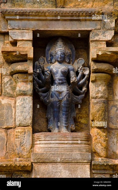 Carved idol on walls of Airavatesvara Temple, Darasuram, near ...