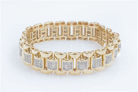 Men's 10K gold hatch style bracelet.