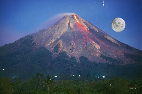 5 Gunung Berapi Aktif di Indonesia