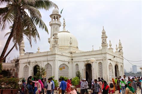 My World: The Iconic Sufi shrine of Mumbai, Haji Ali Dargah!!!