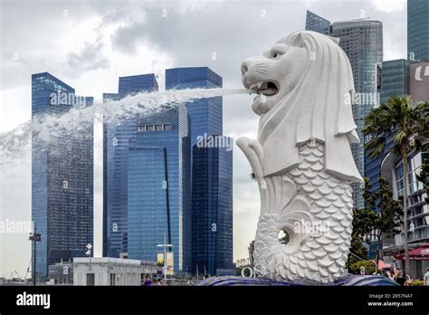 Merlion Fountain in Singapore Stock Photo - Alamy