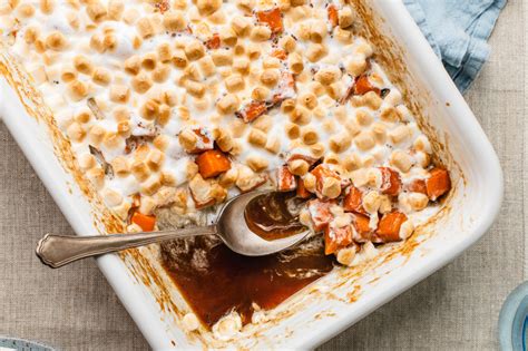 An Old-Fashioned Thanksgiving Favorite: Candied Yams With Marshmallows ...