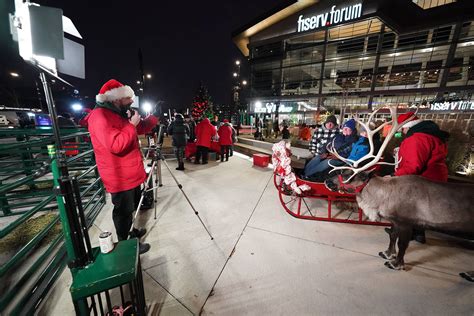 A Dazzling Downtown: Milwaukee celebrates 109th Christmas Tree with ...