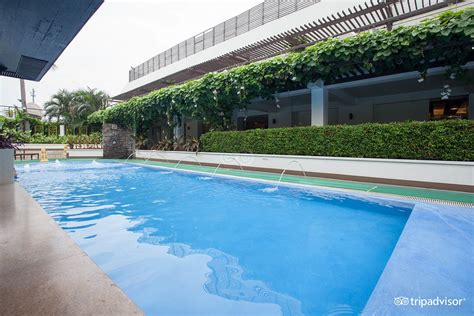 The Manila Hotel Pool Pictures & Reviews - Tripadvisor