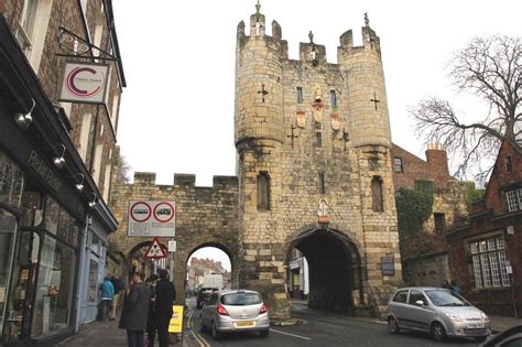 York's walls will have 'one-way' system when they reopen - BBC News