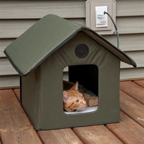 Keeping warm outside. | Casa del gato, Refugio exterior para gatos ...