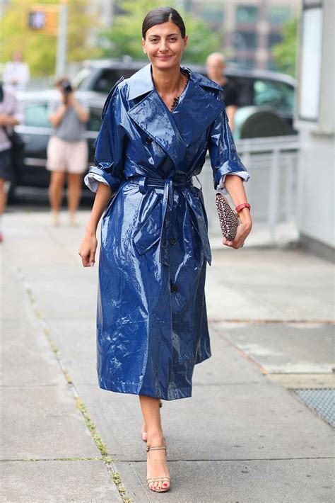 Giovanna Battaglia in vinyl trenchcoat | Cool street fashion, Raincoats ...