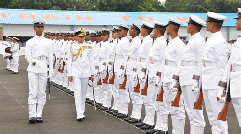 Navy chief reviews 'Guard of Honour' by NCC cadets - The Statesman