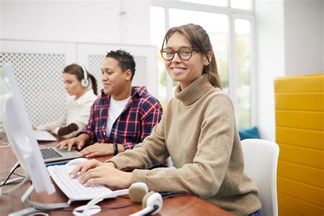 smiling-students-in-computer-class-95PXCXN - Assisting 101