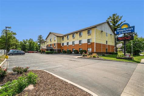 Days Inn & Suites by Wyndham Traverse City, Traverse City (updated ...