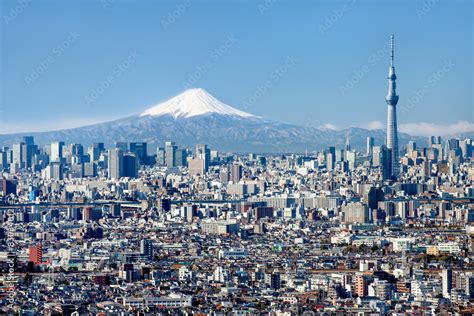 Tokyo Skyline mit Mount Fuji und Skytree ภาพถ่ายสต็อก | Adobe Stock