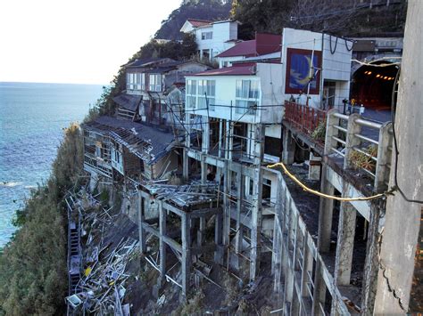 Abandoned mansion by the sea (Japan) : pics