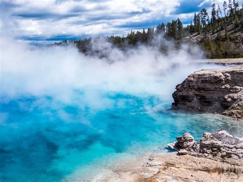 The Hot springs of Yellowstone National Park - Roaming Owls