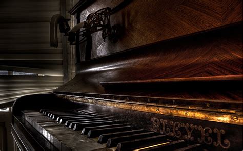 an old piano is sitting in the dark