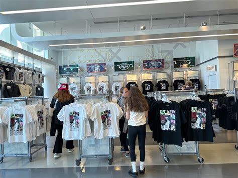 Short Lines For Taylor Swift 'Eras' Tour Merch At MetLife (PHOTOS ...