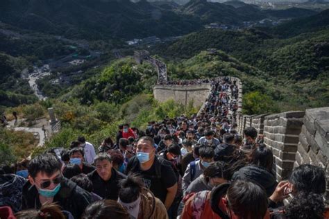 Tourists flock to Great Wall of China in post-coronavirus holiday rush ...