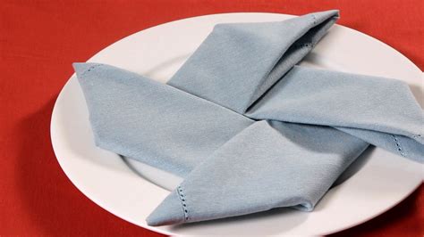 15 DIY Napkin Folding Techniques for a Fancy Dinner Table