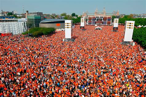 A Town in Orange.. crazy Dutch people | Festivals around the world ...