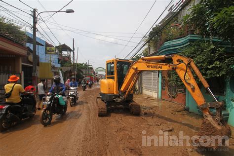 Bersihkan Lumpur Sisa Banjir di Pondok Gede Permai