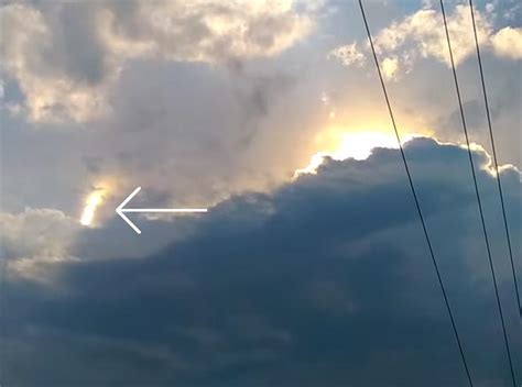 Crown flash: Electric cloud phenomenon makes light dance.