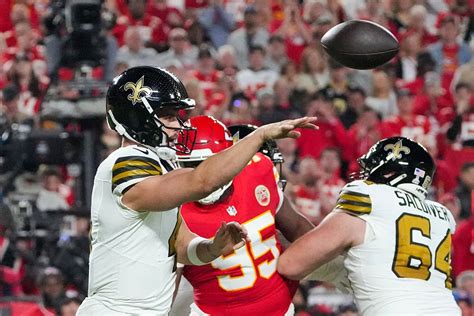 Saints QB Derek Carr Suffers Injury vs. Chiefs On MNF | Pewter Report