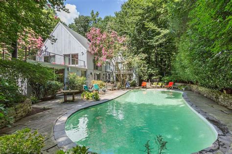 1960-built Bethesda home offers a swimming pool, asks $1.4M - Curbed DC