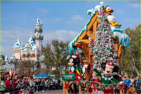 Here's Everyone Performing at the Disney Christmas Parade for 2022 ...