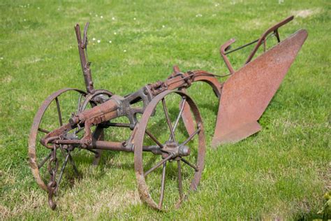 Old Antique Plows: Identification and Valuation Guide