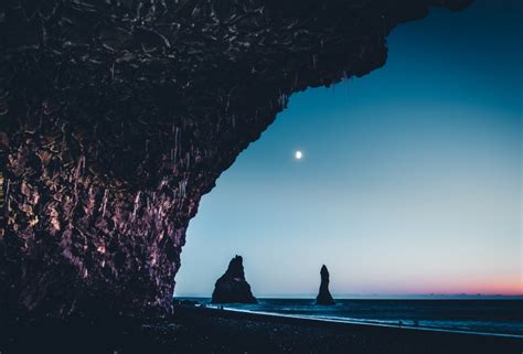 The Black Beach of Reynisfjara in Iceland | Blog | PLAY airlines