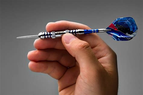 How to Hold a Dart and How to Throw it - Ignat Games