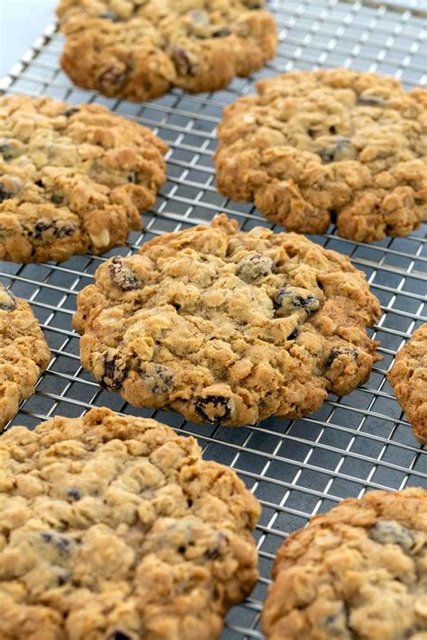 Simple recipe for oatmeal raisin cookies - stepquest