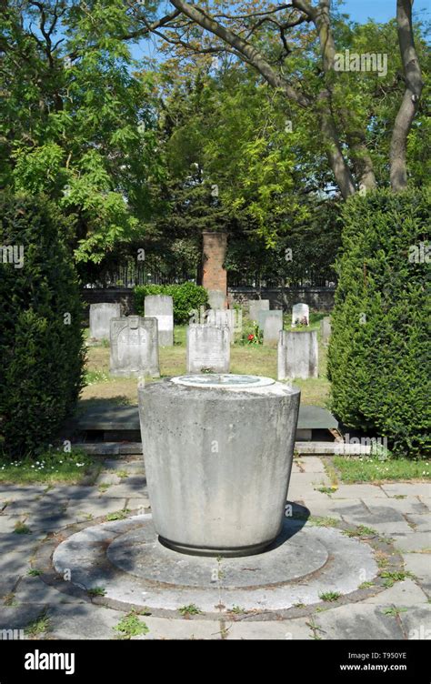 memorial at mortlake cemetery, london, england, to the 488 civilians of ...