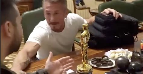 Il video di Sean Penn che regala uno dei suoi Oscar a Volodymyr ...