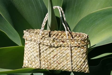 Traditional flax weaving: kete | Flax weaving, Weaving, Handmade baskets