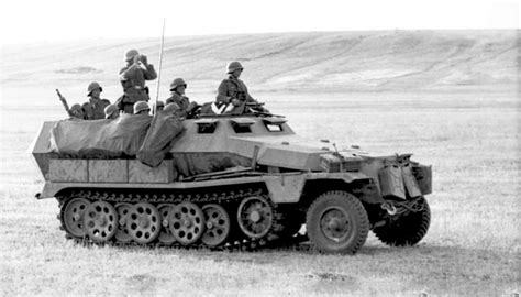 01 The German Halftrack Sd.Kfz. 251