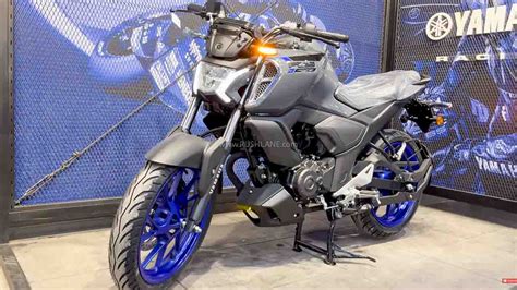 New Yamaha FZS V4.0 Arrives At Dealer Showroom - Walkaround