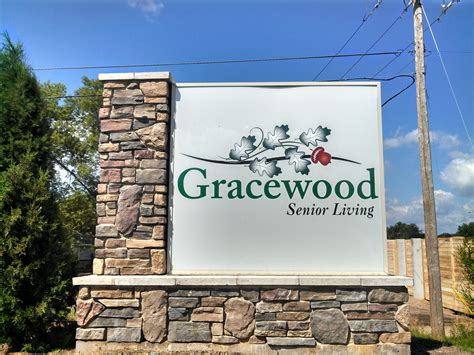 the sign for gracewood senior living is shown