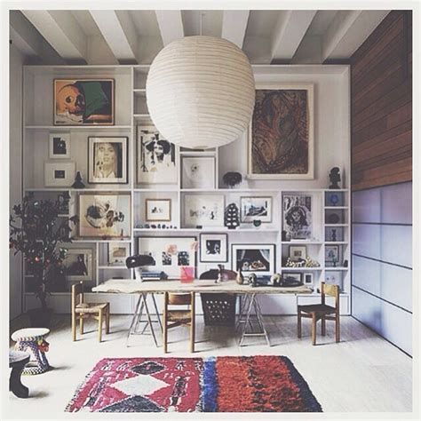 What an awesome way to display photos, paintings & knick knacks! Some ...