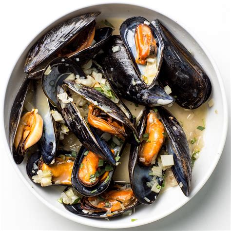 Steamed Mussels With Fennel and Tarragon Recipe | Bon Appétit