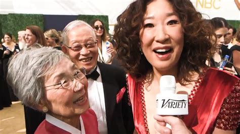 Sandra Oh Brought Her Parents to the Emmys - YouTube